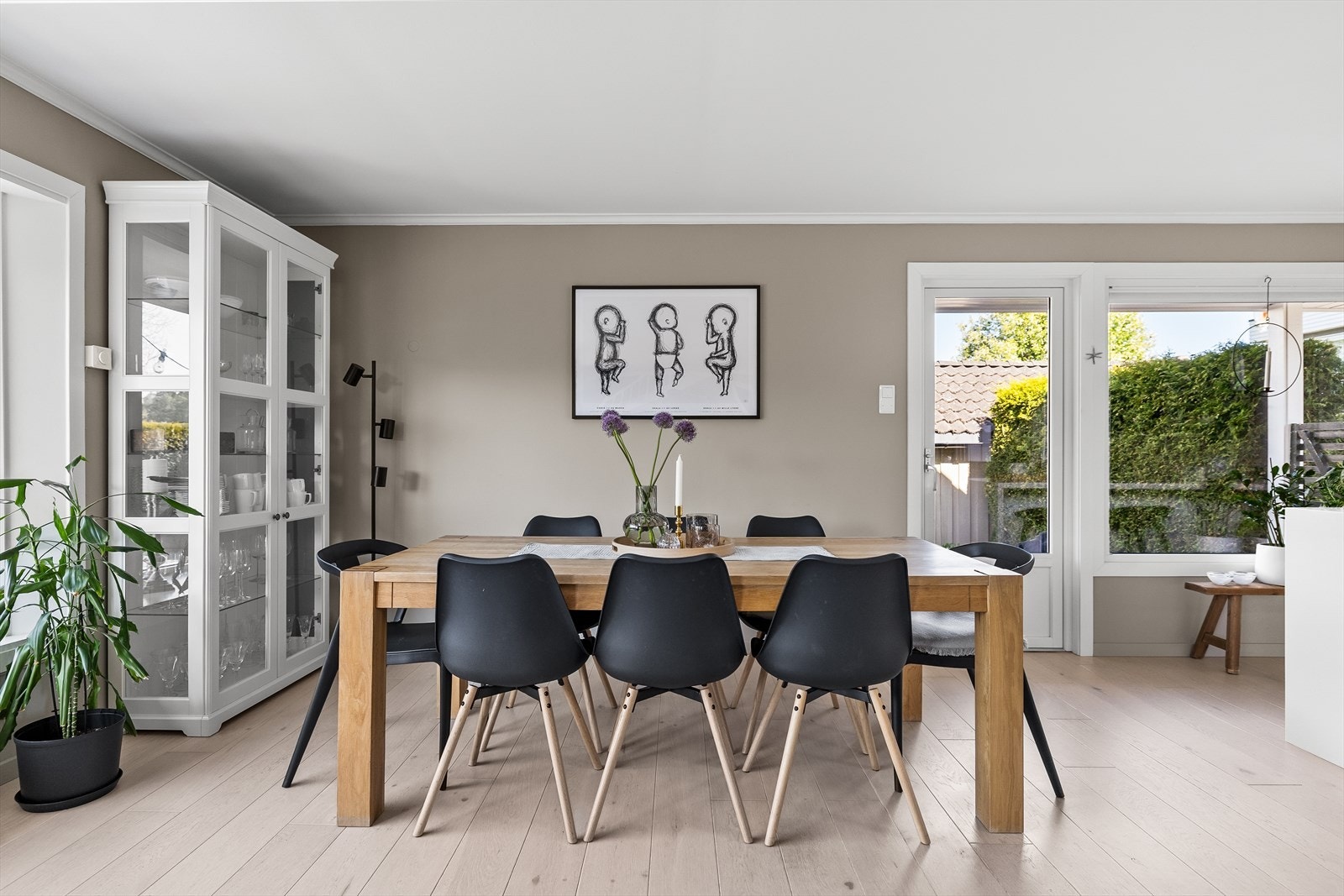 Her har du en naturlig plass til både sofagruppe, spisebord og TV med tilhørende møblement. Galleribilde