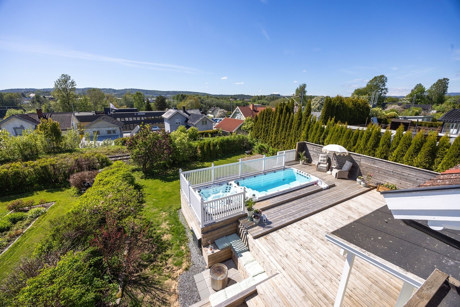 Fra balkongen i andre etasje er det utsikt over den store terrassen og nærområdet. Galleribilde