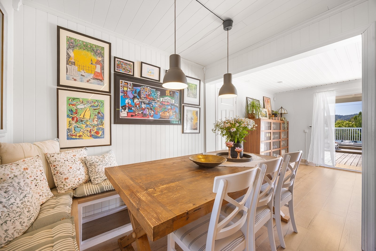 Spisestuen ligger i tilknytning til både stue og kjøkken, og har plass til langbord. Galleribilde
