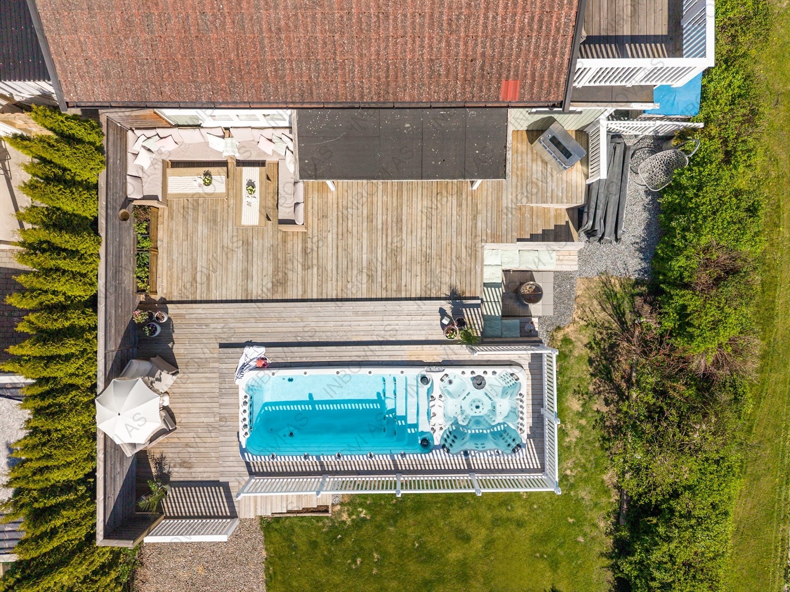 Terrassen er bygget i tilknytning til stuen og strekker seg langs vestsiden av huset. Galleribilde
