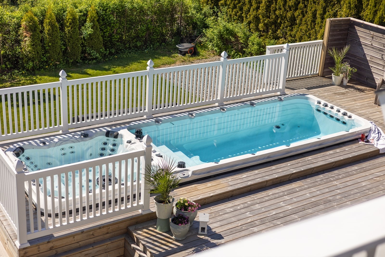 Bassenget har boblebad og swimspa med motstrømsanlegg, levert av Passion spas Vitality Deep. Bassenget er 7,08m langt, 2,25m bredt og 1,55m høyt. Galleribilde