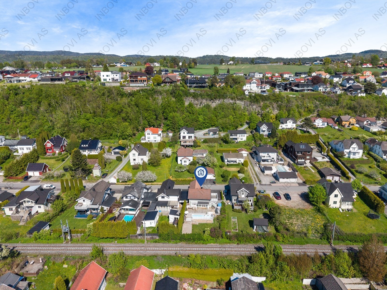 Enkel adkomst også til Kjørbekkområdet med diverse forretninger og til Skien sentrum med kjøpesentre og butikker, kafeer og restauranter, samt kulturtilbud. Gode bussforbindelser både til Skien og Porsgrunn. Galleribilde
