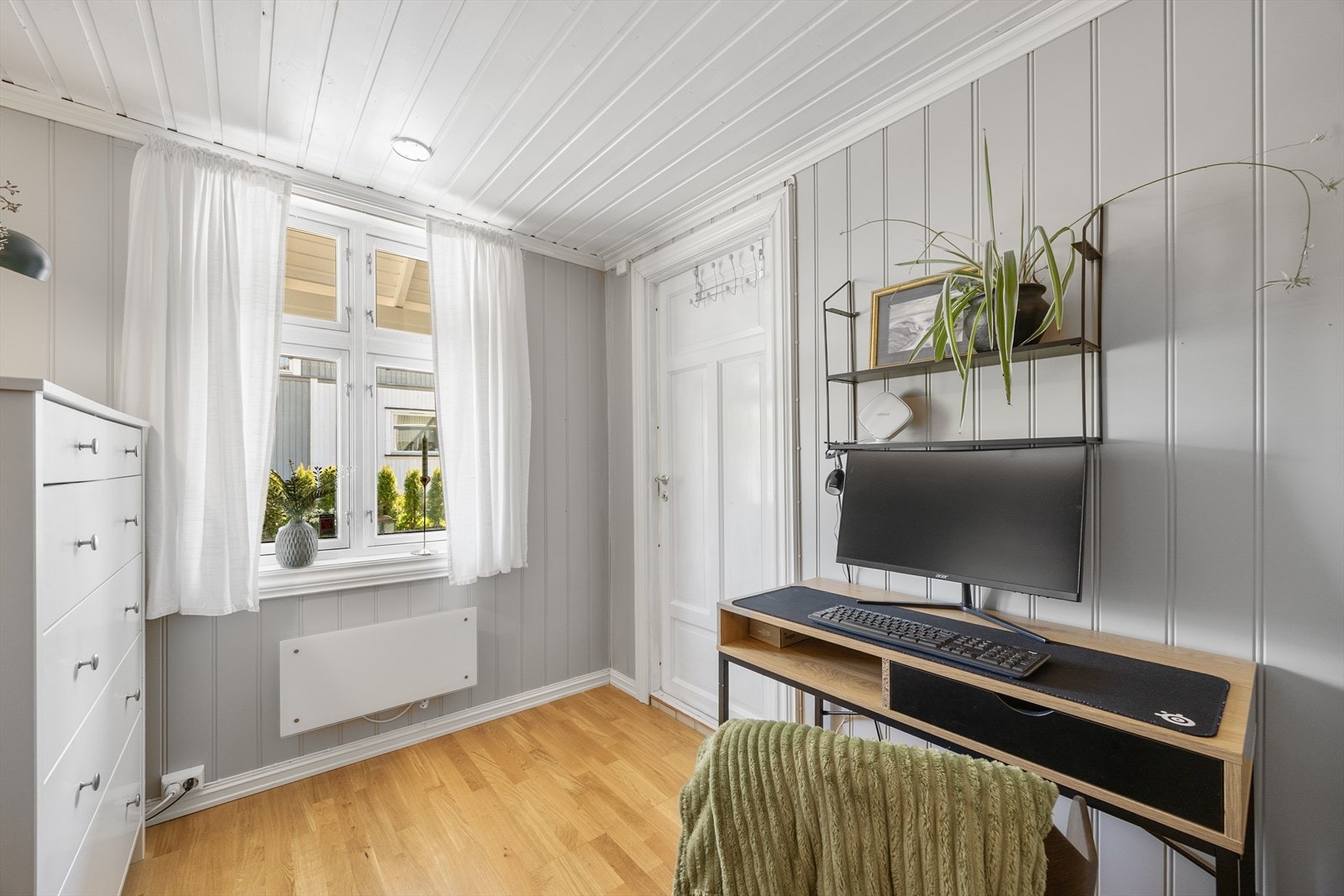 I første etasje er det etablert et praktisk arbeidsrom som benyttes som gjestesoverom. Galleribilde