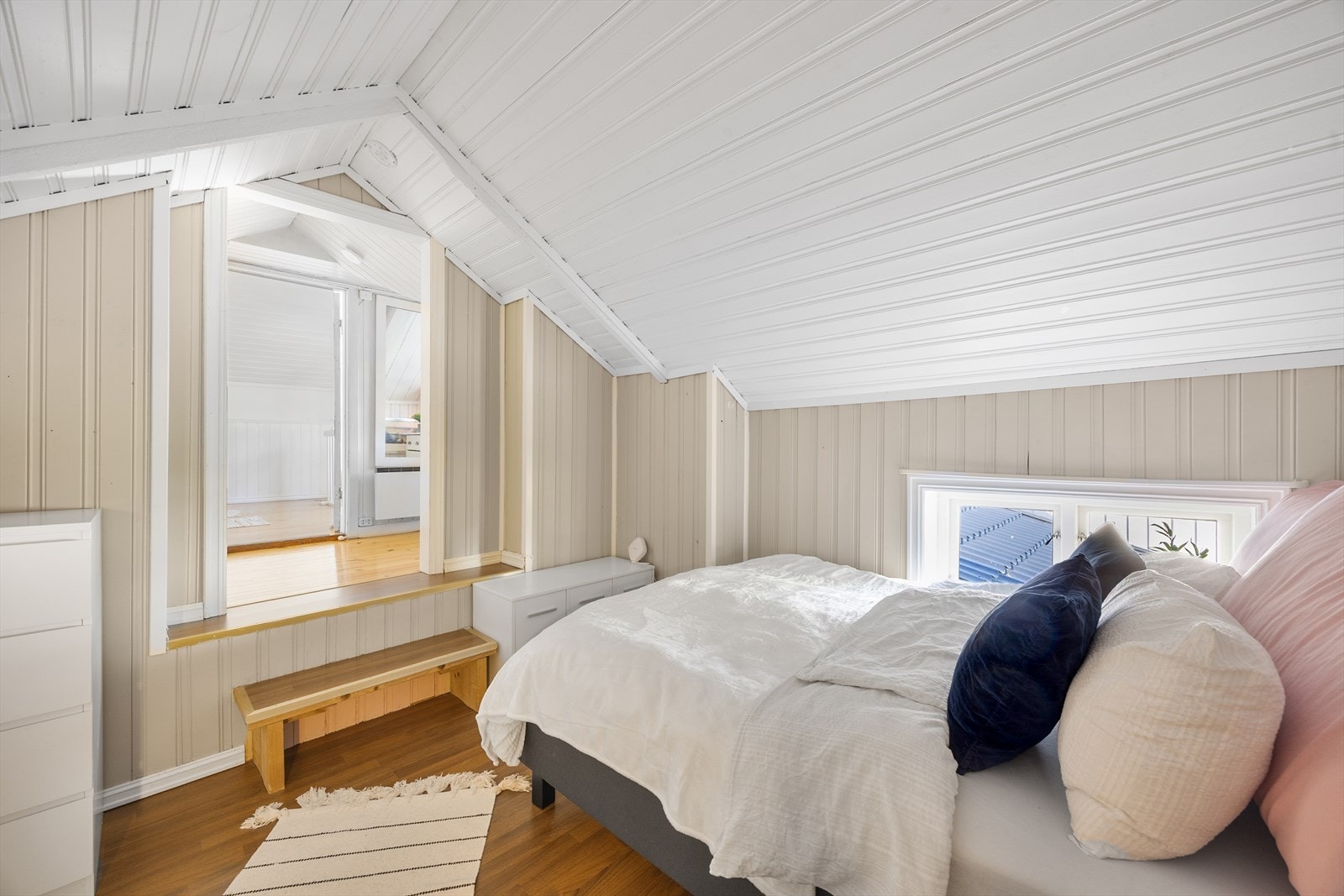 Det første soverommet fra gangen har to trinn ned. Galleribilde
