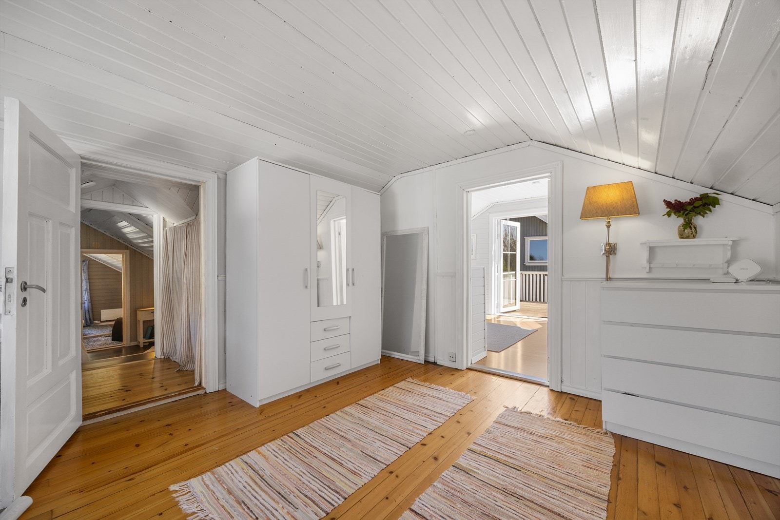 Fra gangen i andre etasje er det tilgang til tre soverom. Gulvet er av furu. Galleribilde