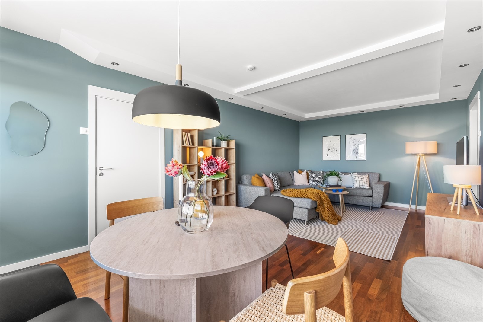Stuen er lys og innbydende med gode møbleringsmuligheter - det er fint plass til å innrede med både sofa, salongbord og medie-møblement Galleribilde