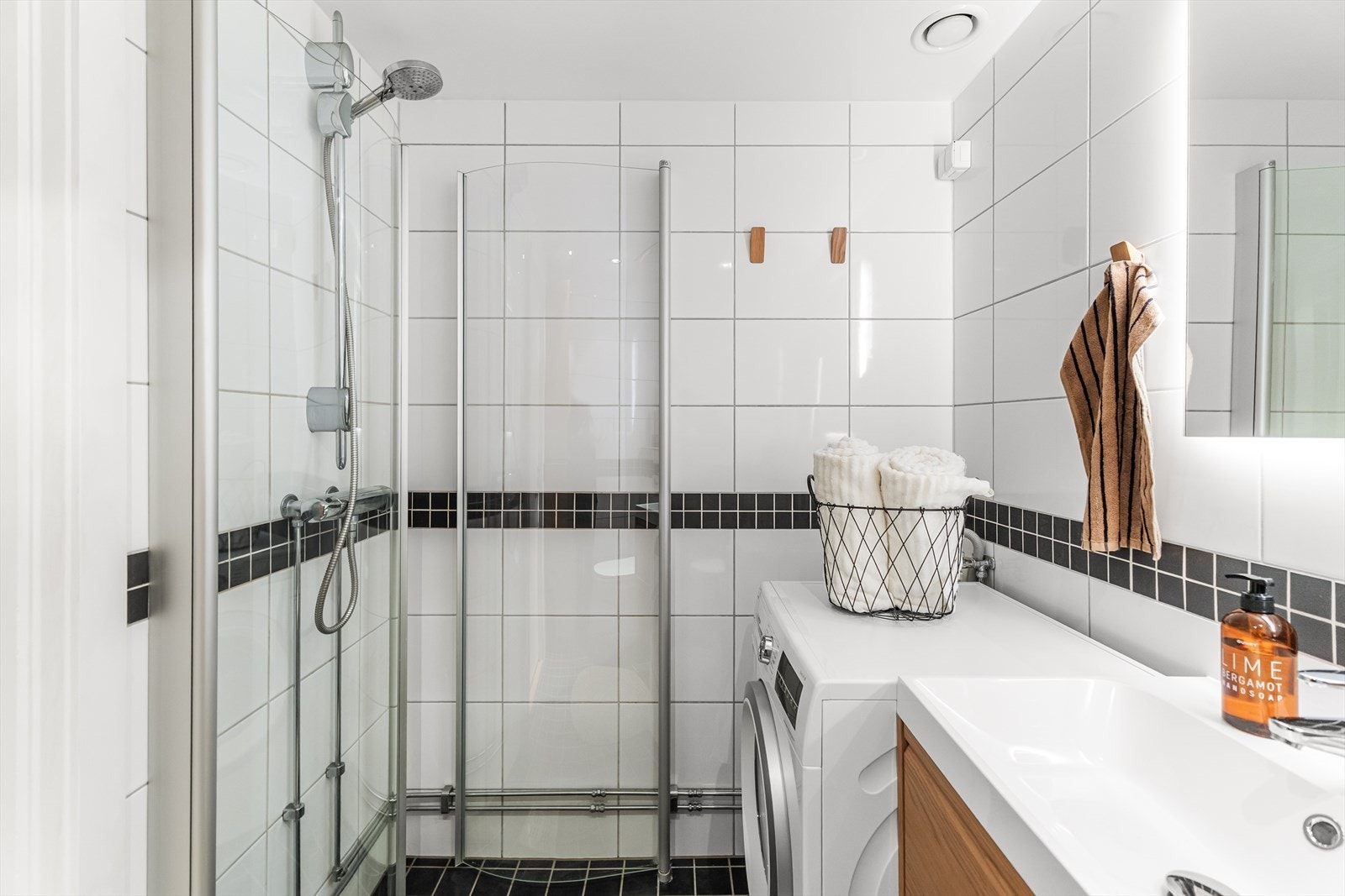 Badet er utstyrt med vegghengt toalett, servantinnredning fra nyere tid med servant, ettgreps blandebatteri, speilskap med belysning, blandebatteri/dusjarmatur, dusjdører i glass Galleribilde