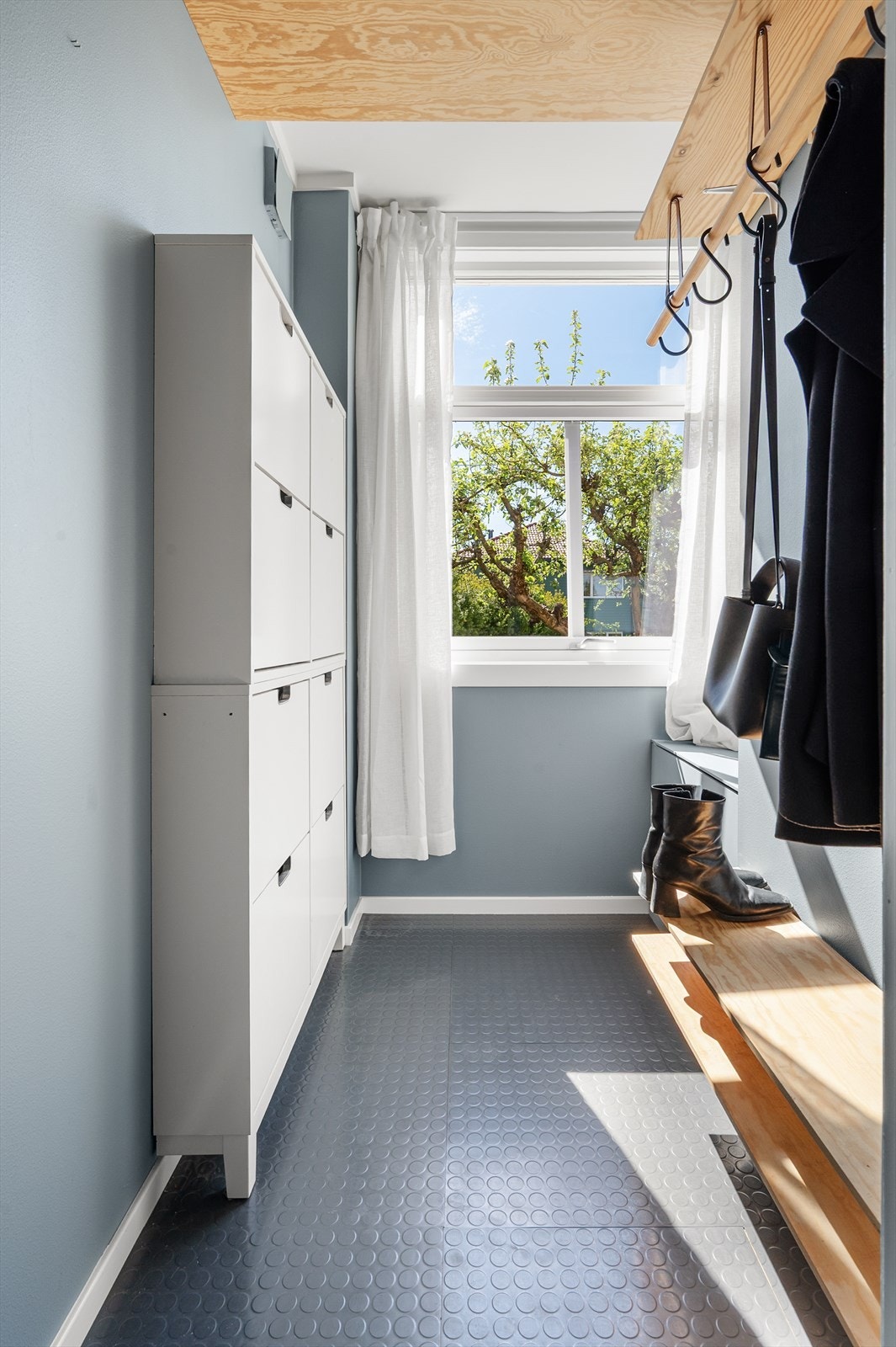 Praktisk garderobe tilliggende entréen med god oppbevaringsplass Galleribilde