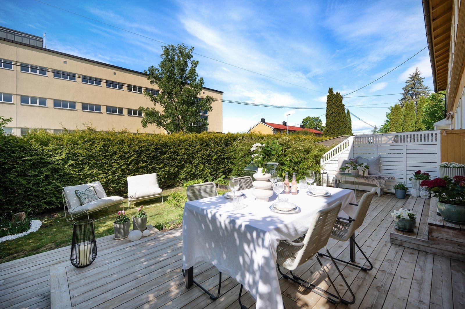 Idyllisk uteplass med fler naturlige soner Galleribilde