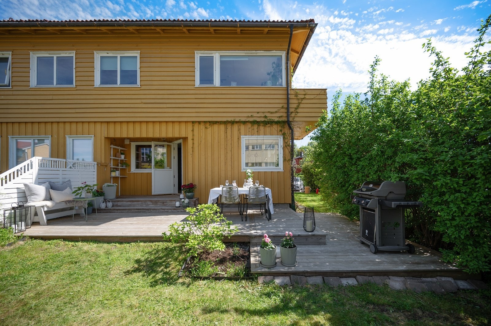 Tilhørende leiligheten er en hyggelig privat hage Galleribilde