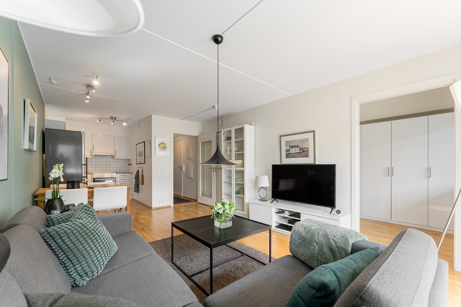 Fin løsning med god plass til både spisebord og sofagruppe. Galleribilde