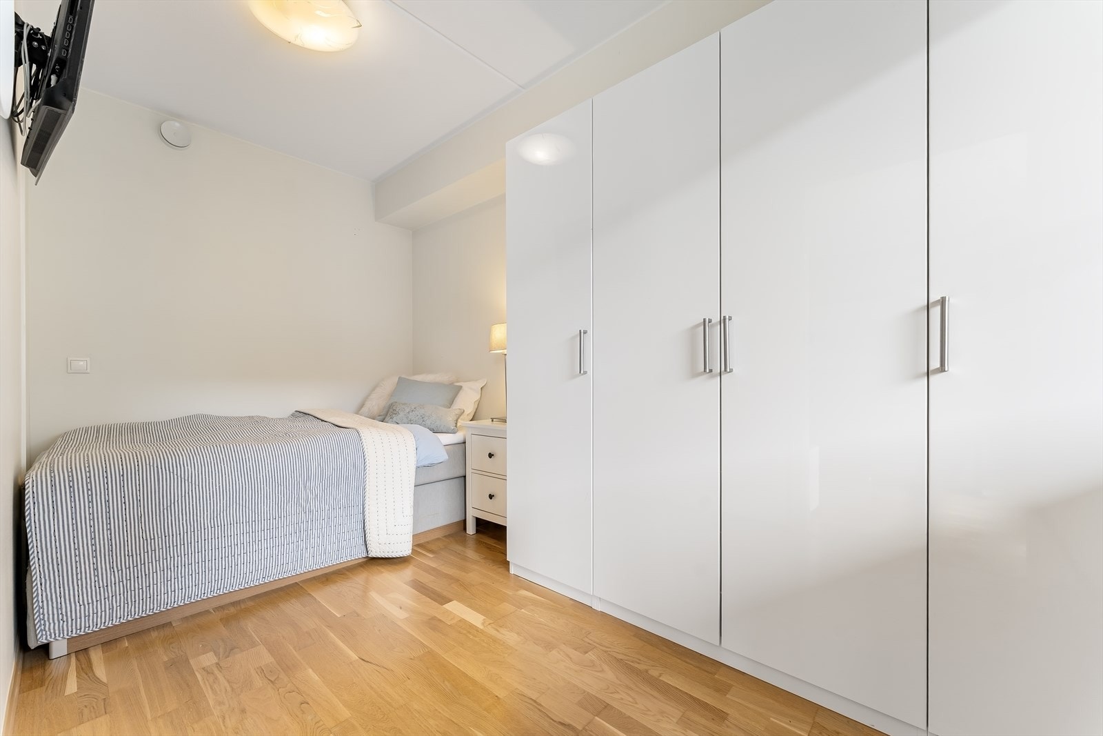 Soverom med garderobeskap. Galleribilde