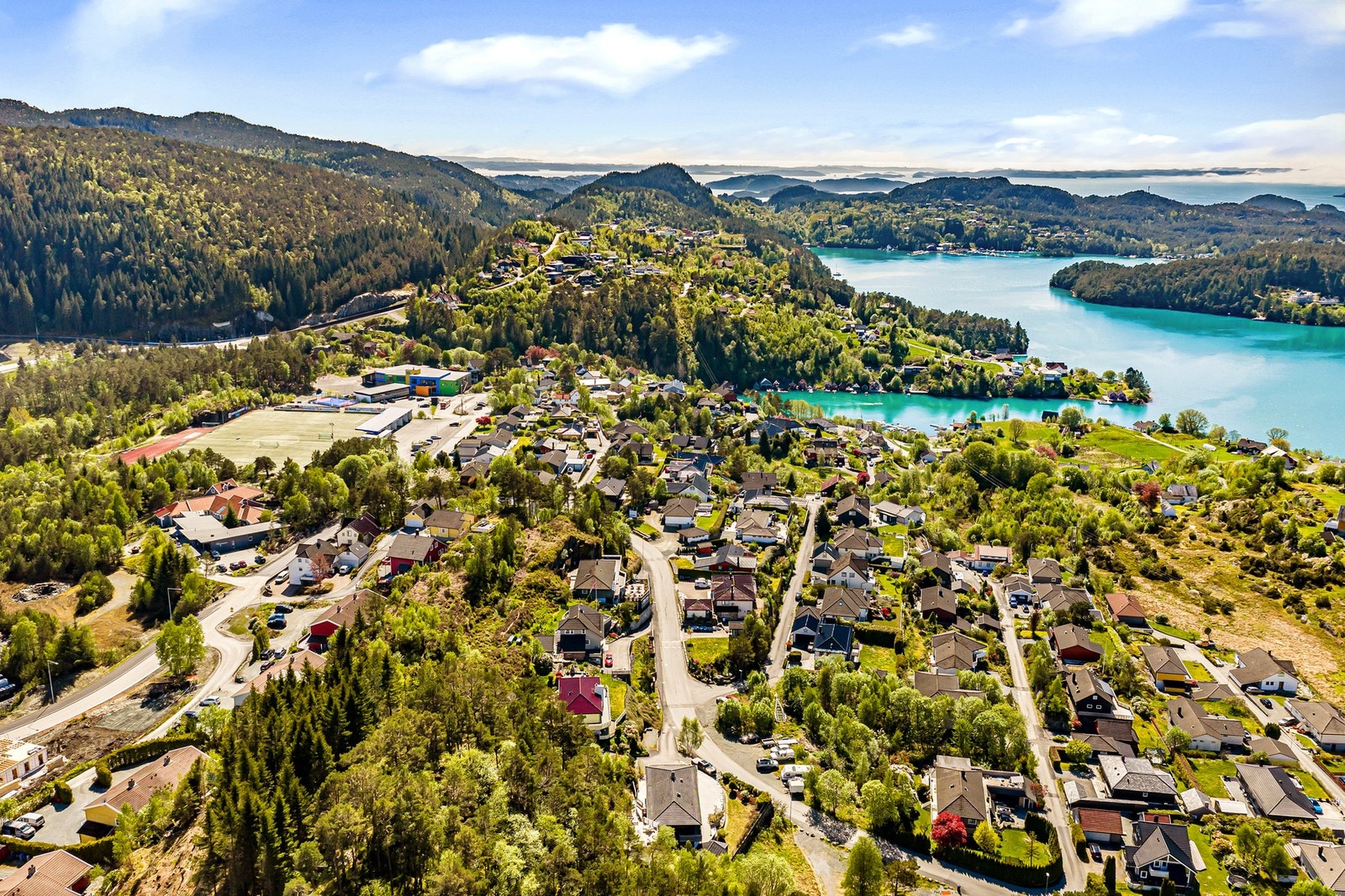 Det er gangavstand til både barnehage, skole, idrettsplass og kollektivtransport. Galleribilde