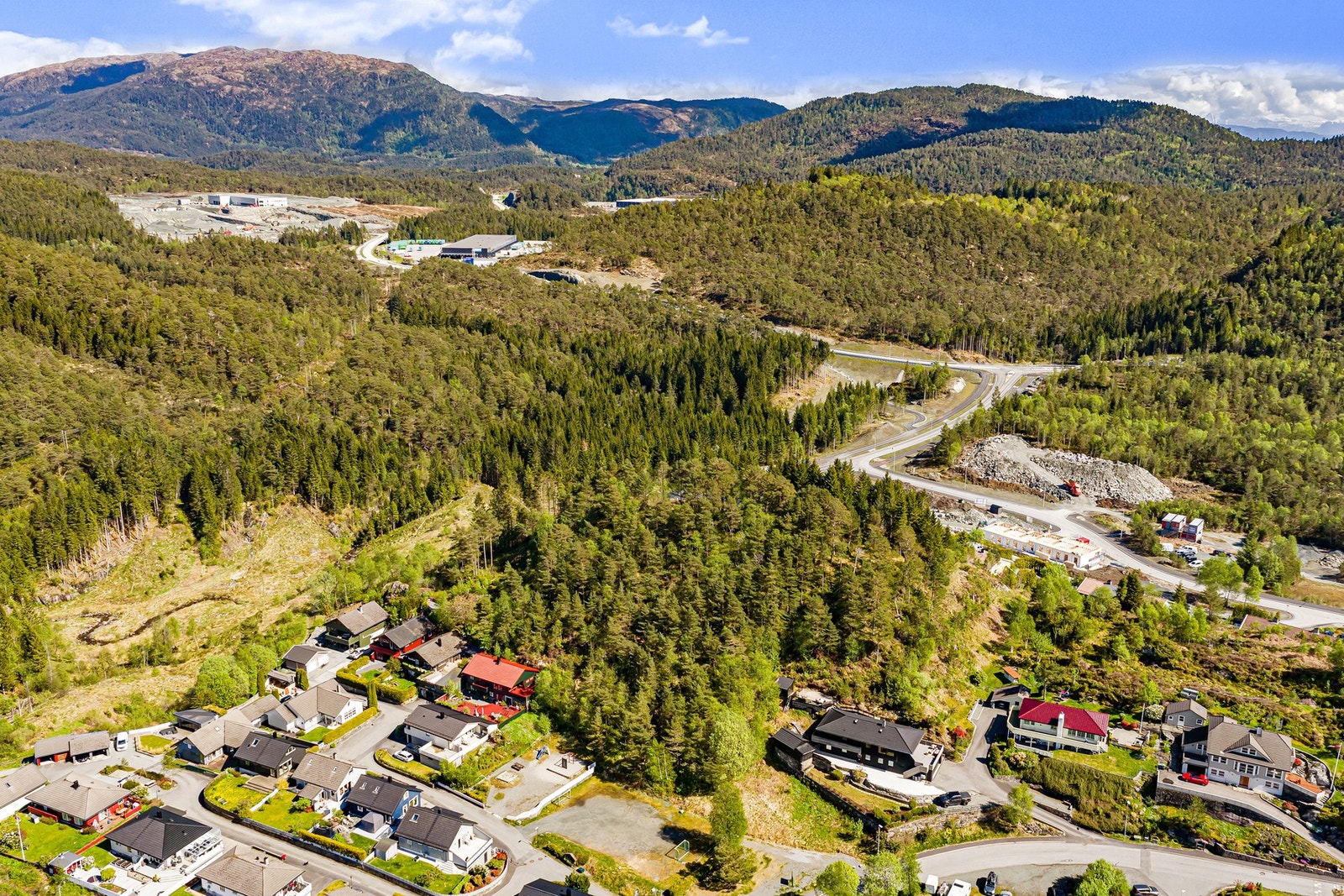 Nærmeste dagligvare er Rema1000 Lysekloster kun 4 minutter unna med bil. Galleribilde
