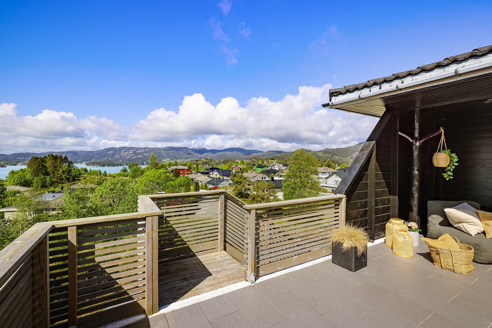 Det er også adkomst til terrasse fra bakkeplan på framsiden av huset. Galleribilde