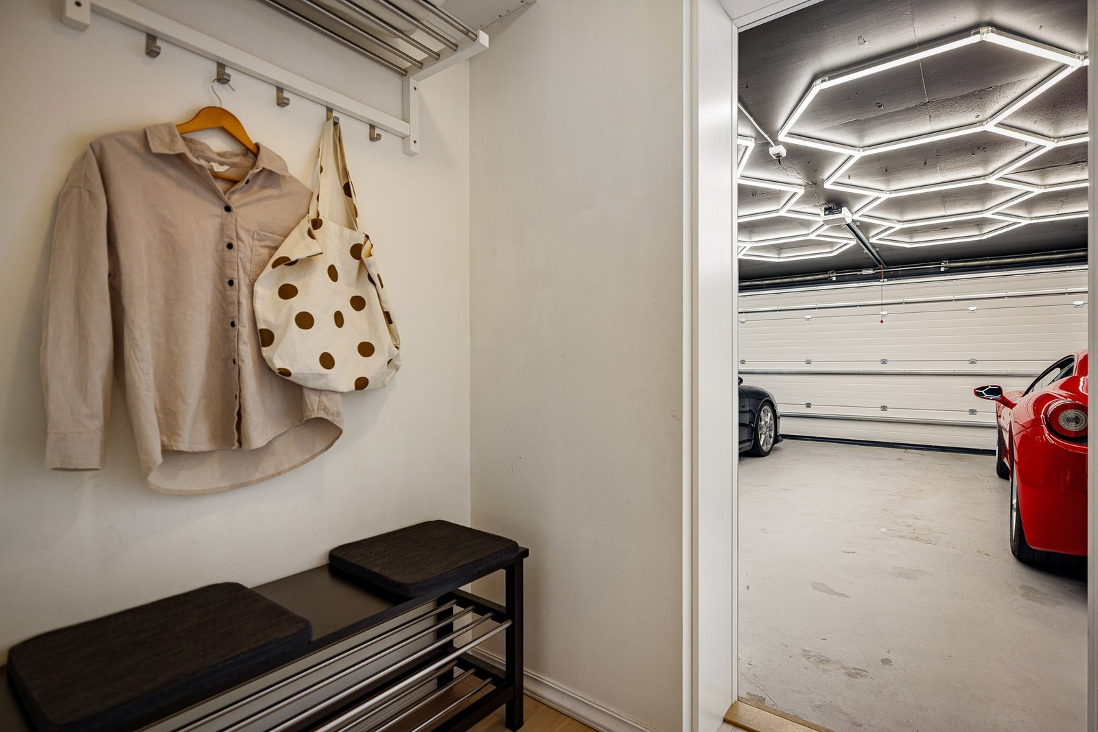 Her er det plass til oppheng og oppbevaring av yttertøy og sko. Galleribilde
