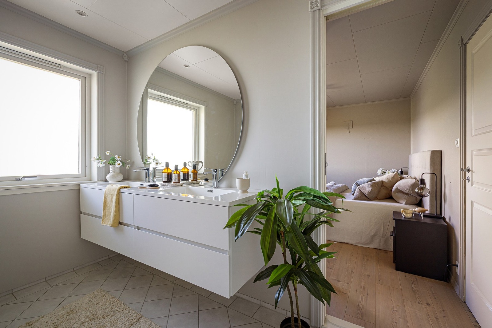 Fra badet har en egen tilkomst til hovedsoverommet. Galleribilde