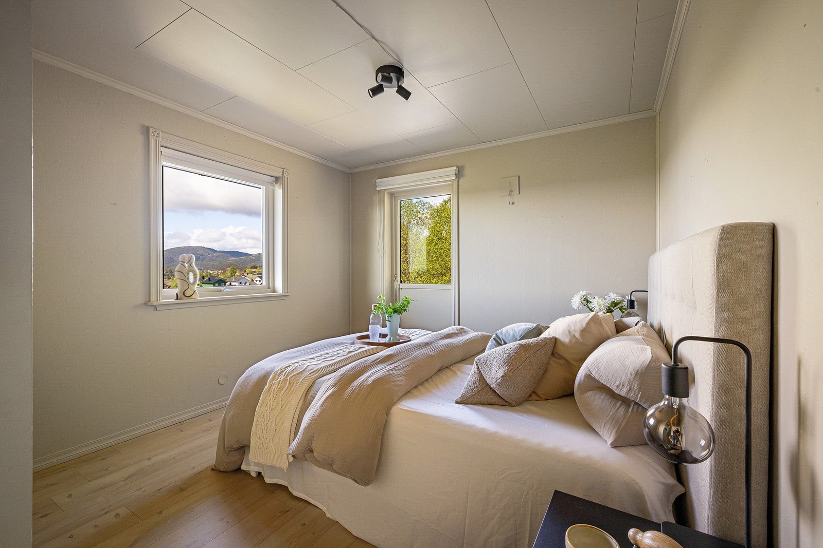 Hovedsoverom i 2. etasje med god plass til seng og garderobeløsning. Galleribilde