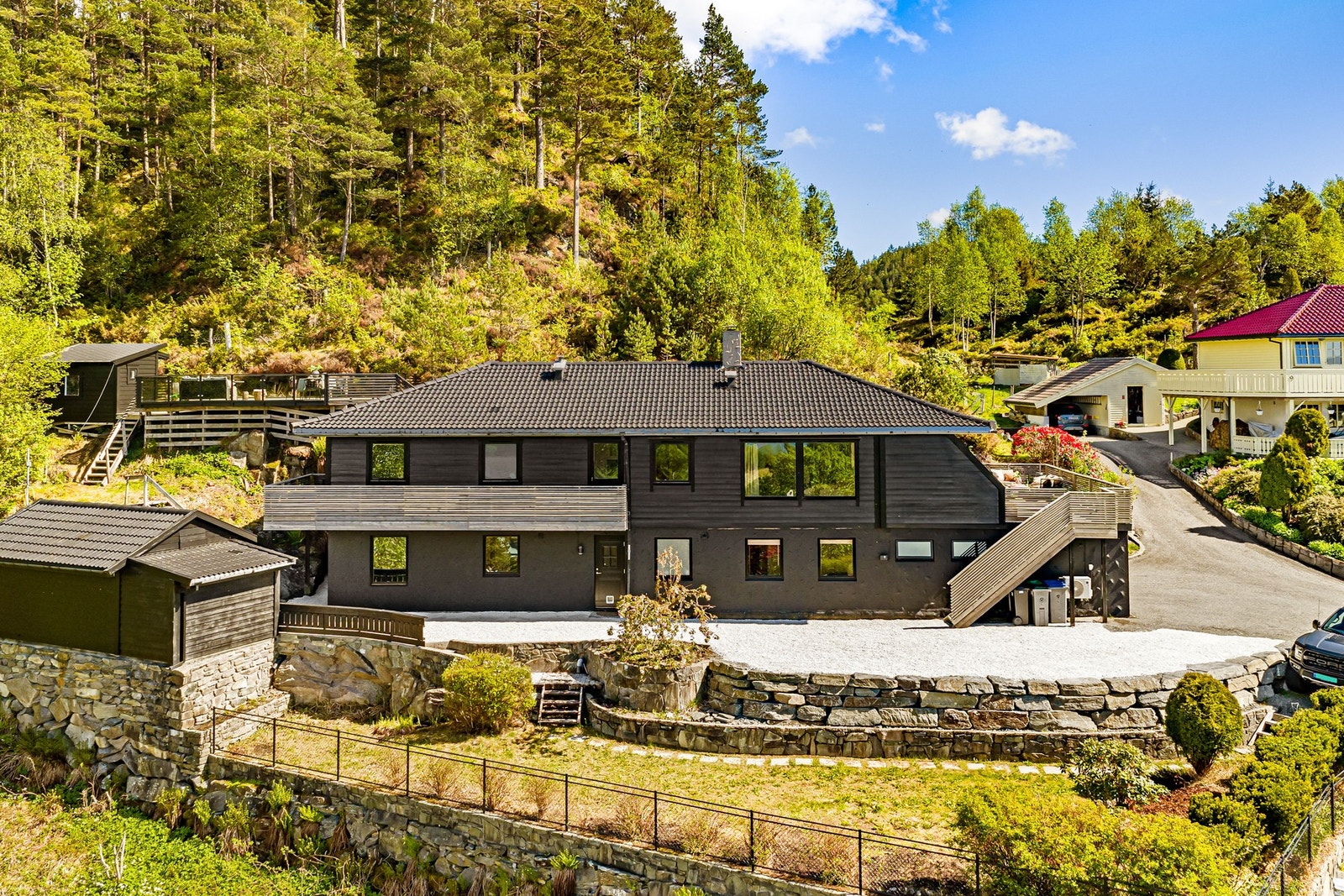 Velkommen til Hellebakkane 11! En flott og innholdsrik enebolig over to plan med seks soverom, godkjent utleiedel, integrert garasje, tre terrasser, hage og gode solforhold. Galleribilde