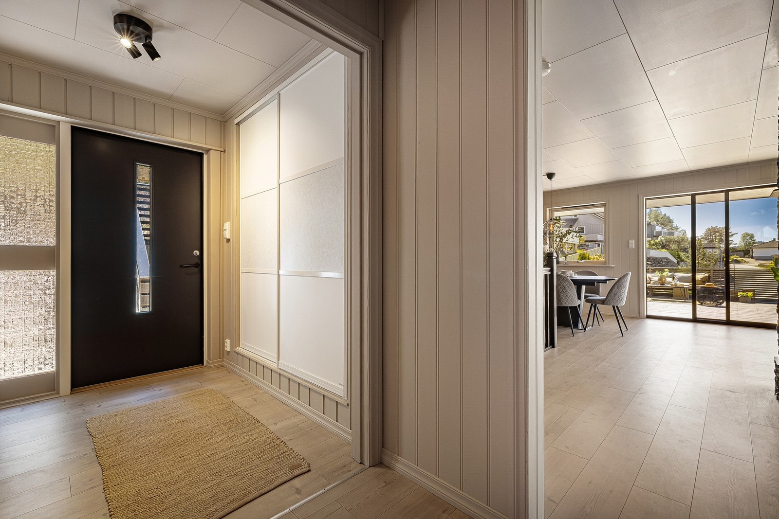 Boligen har en flott entrè med skyvedørsgarderobe. Fra entrè føres en videre til stueområdet som har direkte utgang til terrasse og uteområdet. Galleribilde