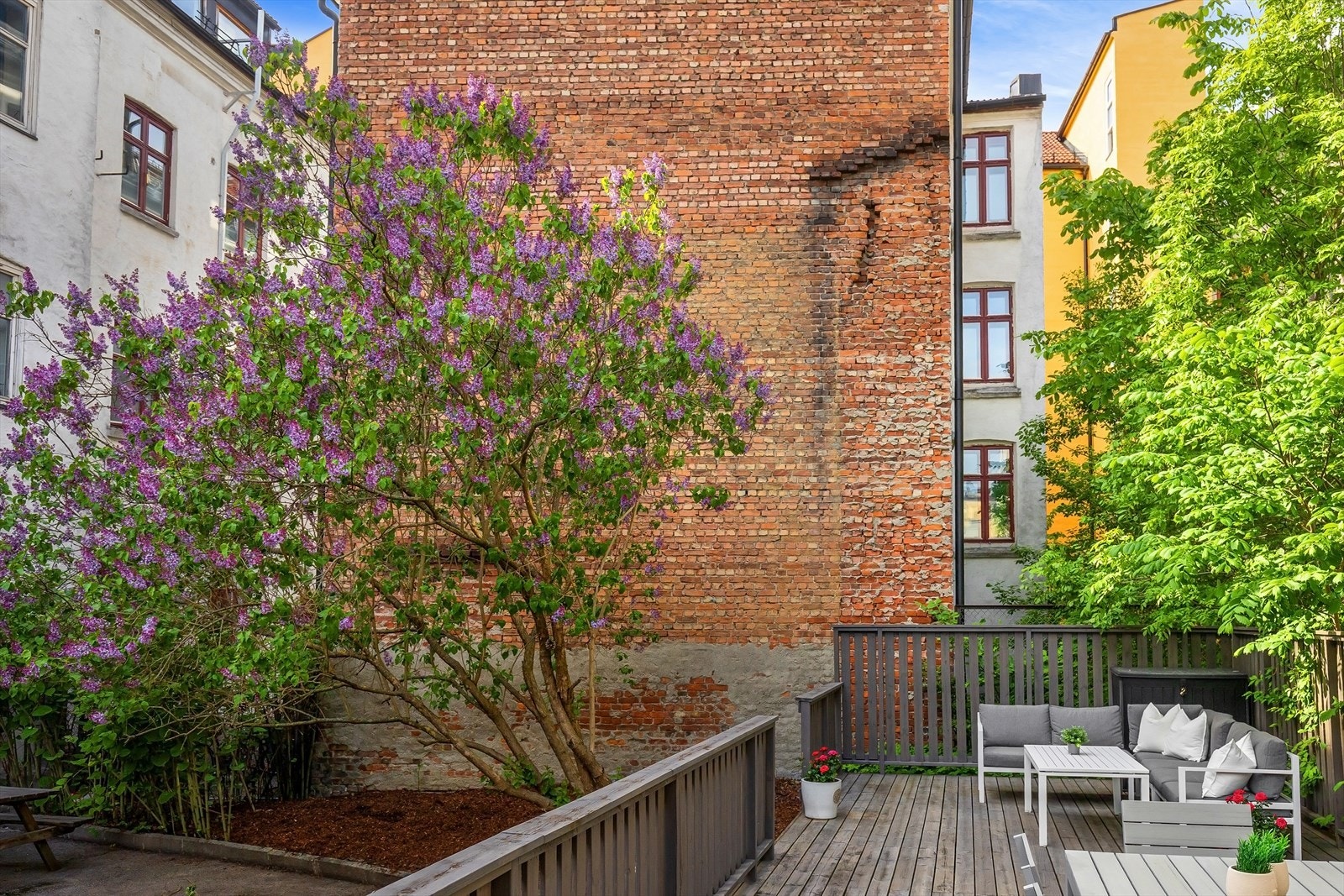 Sameiet (7 seksjoner) har en hyggelig bakgård med en god uteplass/terrasse Galleribilde
