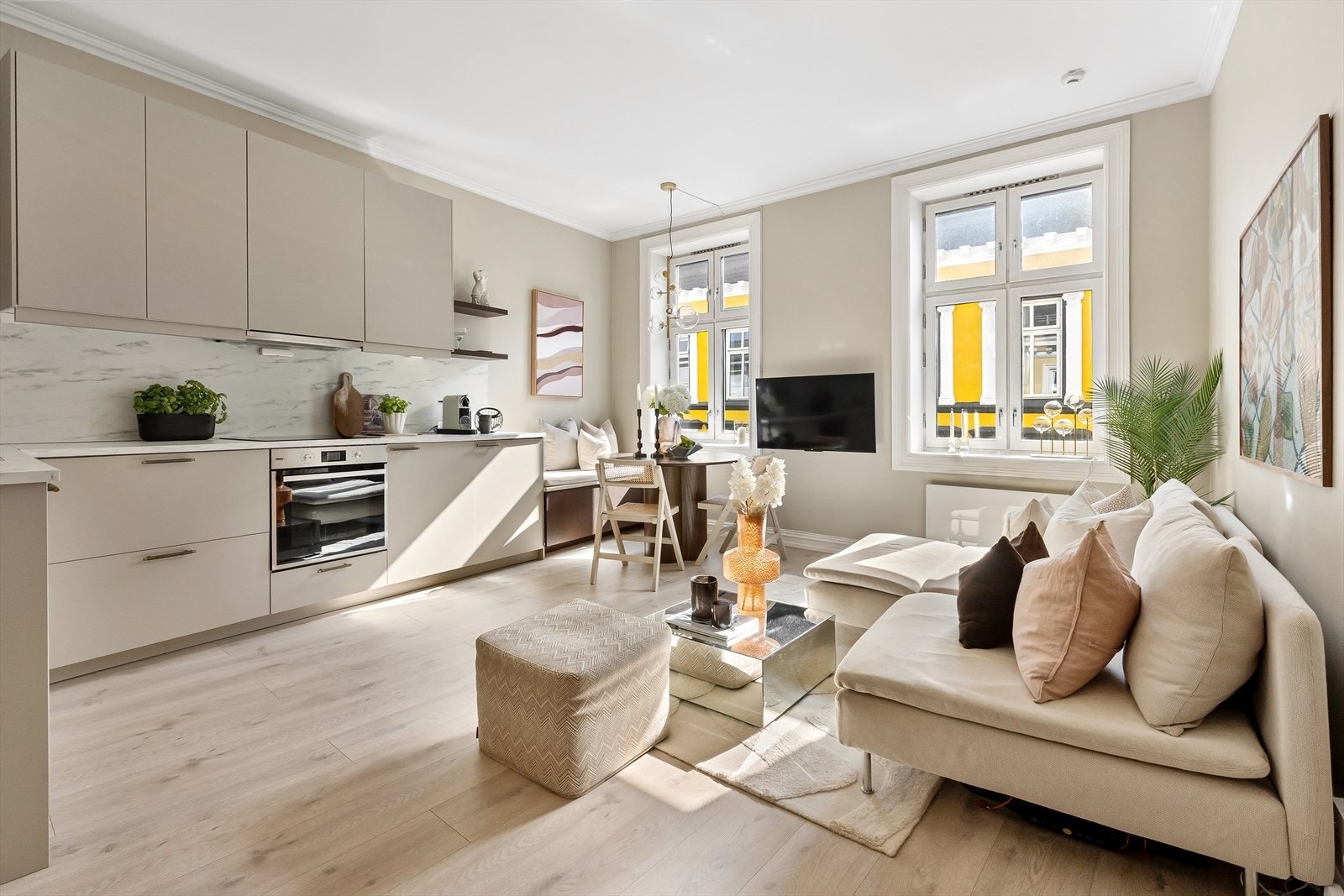 Velkommen til Fauchalds gate 7 - stue ca. 20 m² med flott takhøyde 2,81 m. (foto: Zovenfra AS) Galleribilde