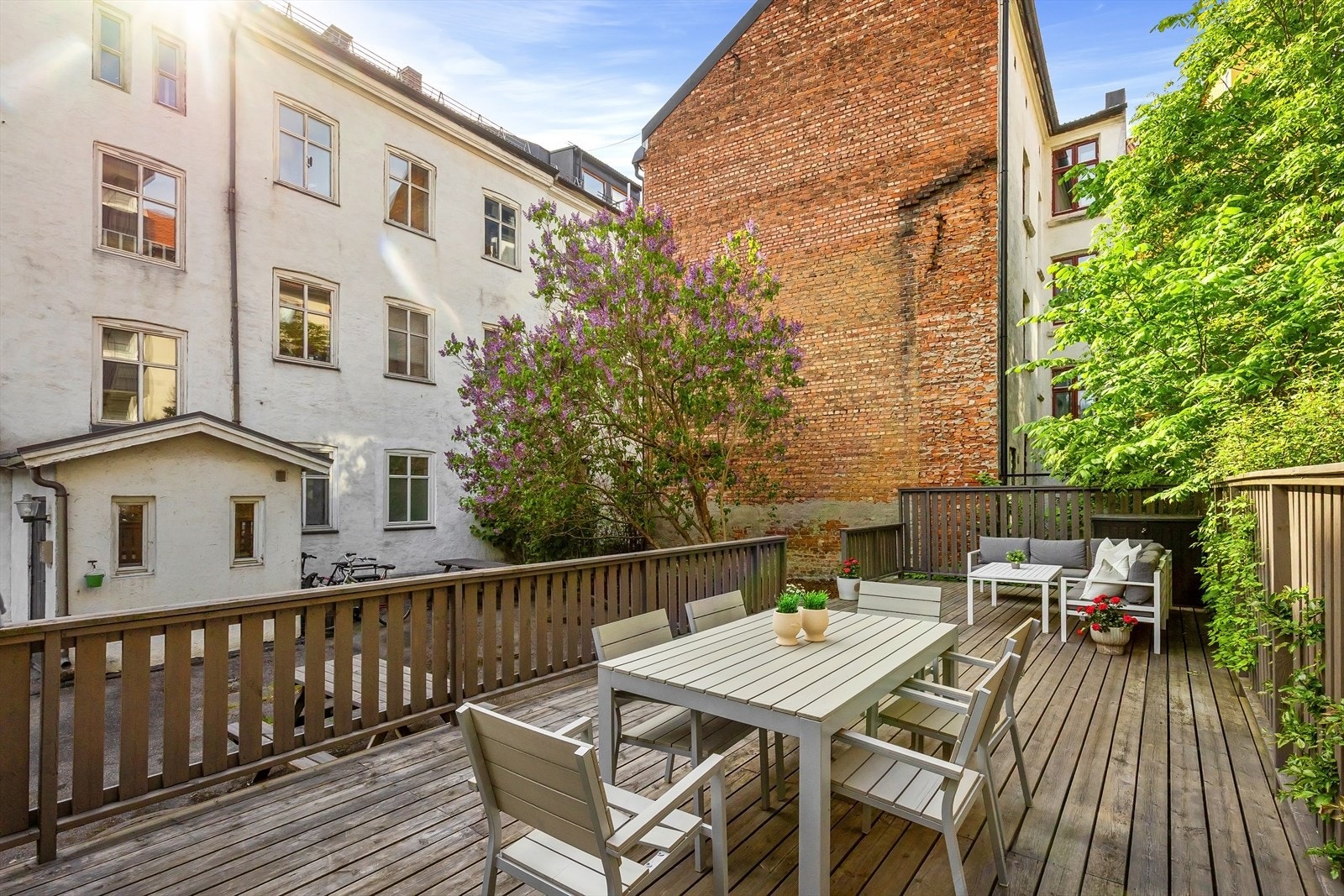 Her finnes flere sittegrupper for sosiale sammenkomster Galleribilde