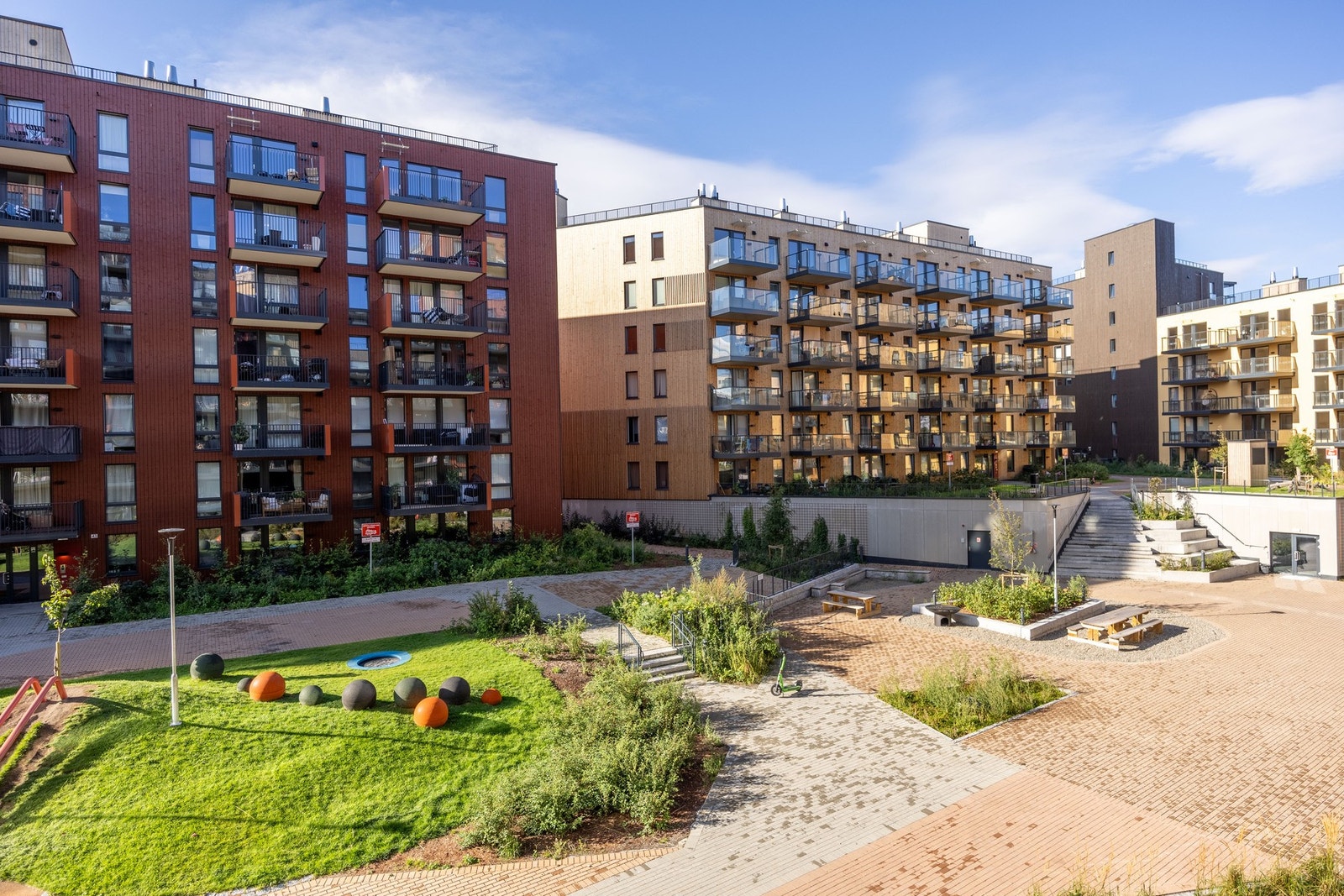 Moderne bebyggelse med flotte, felles uteområder. Galleribilde