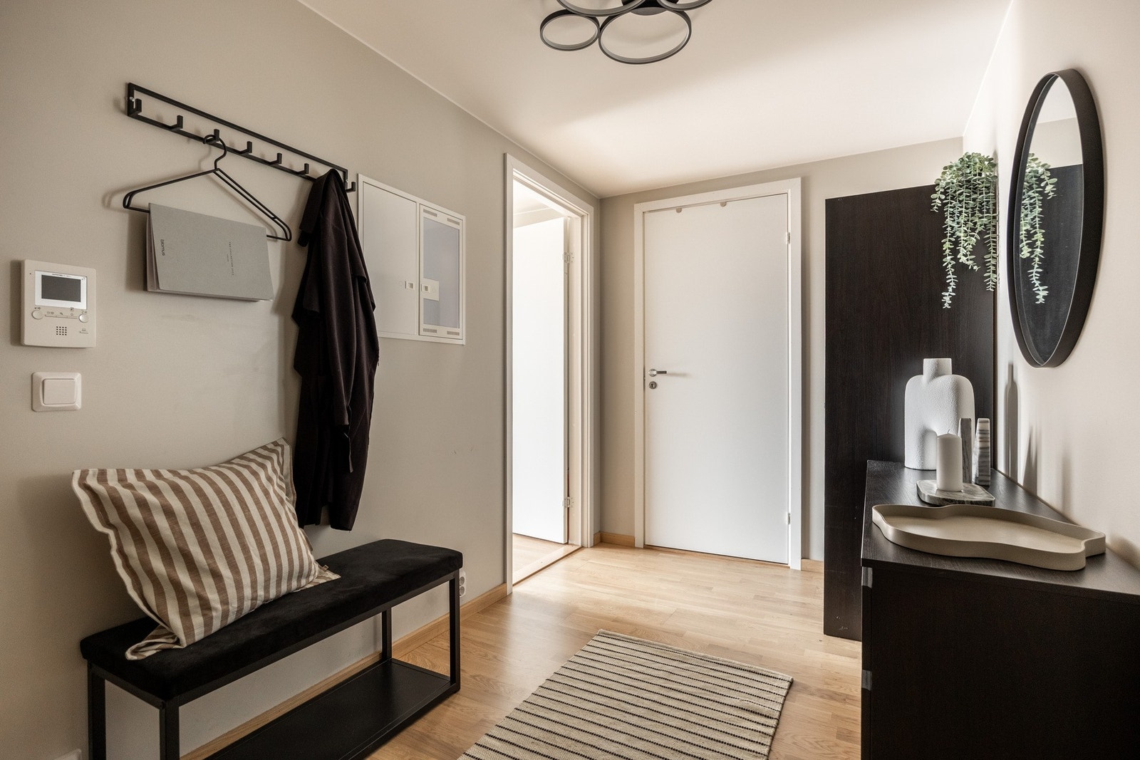 Stor og romslig entré/gang. Galleribilde