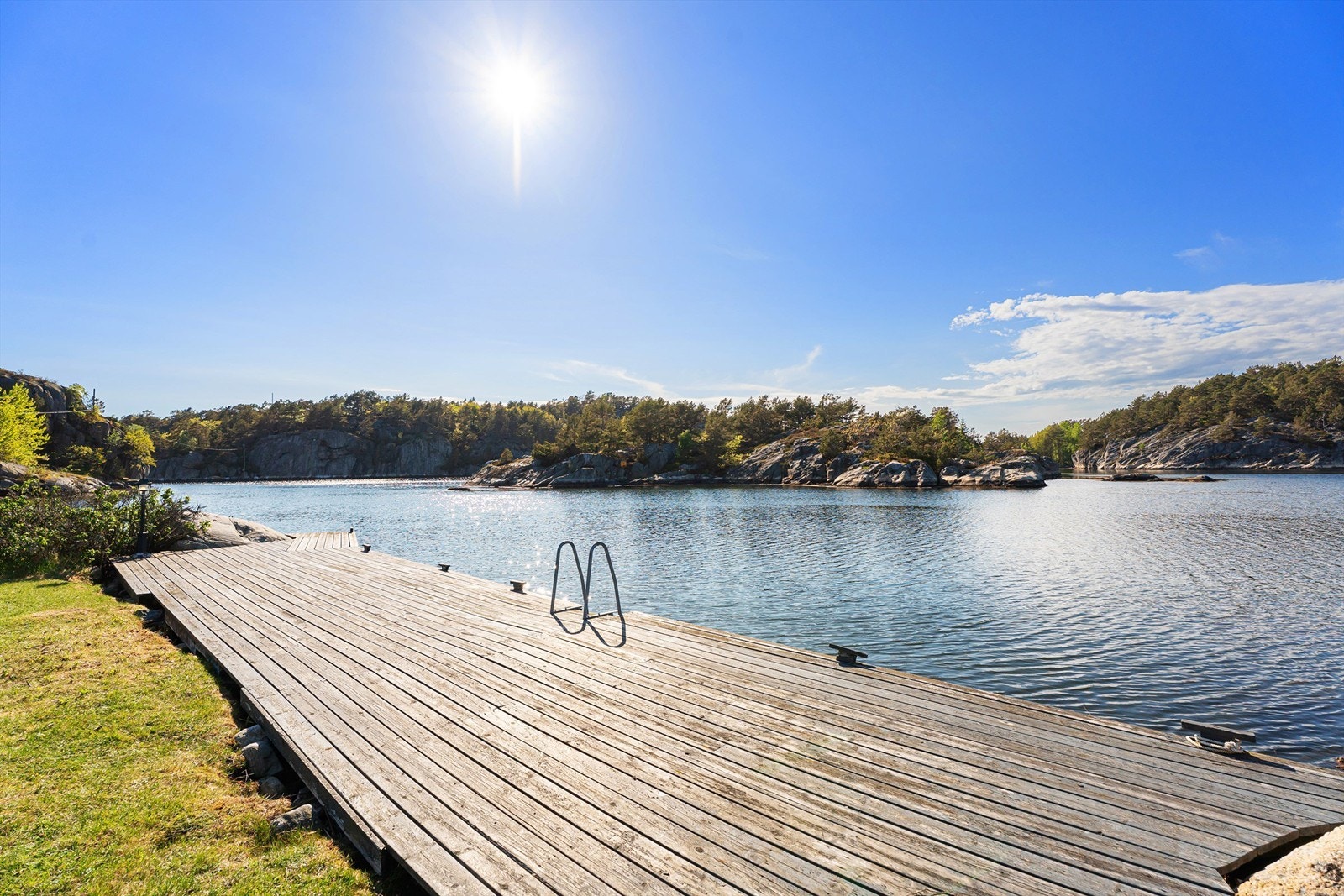 Solrik brygge med plenen rett innenfor. God plass til gjester. Galleribilde