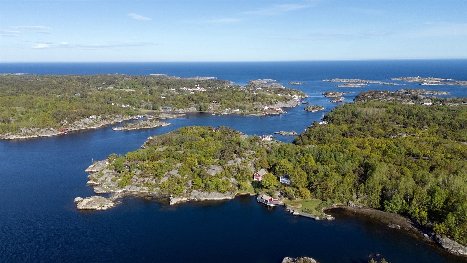 Ullerøya 20 og 21 i forgrunnen. Brekkestø litt over midten av bildet. Galleribilde
