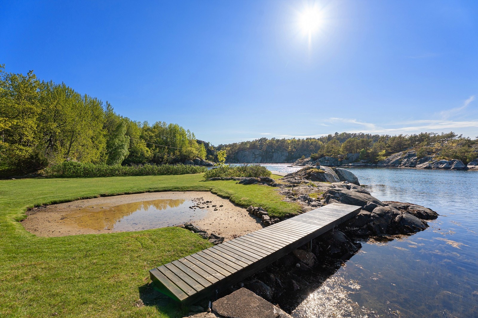 Egen skjermet strand. Perfekt for små barn. Galleribilde