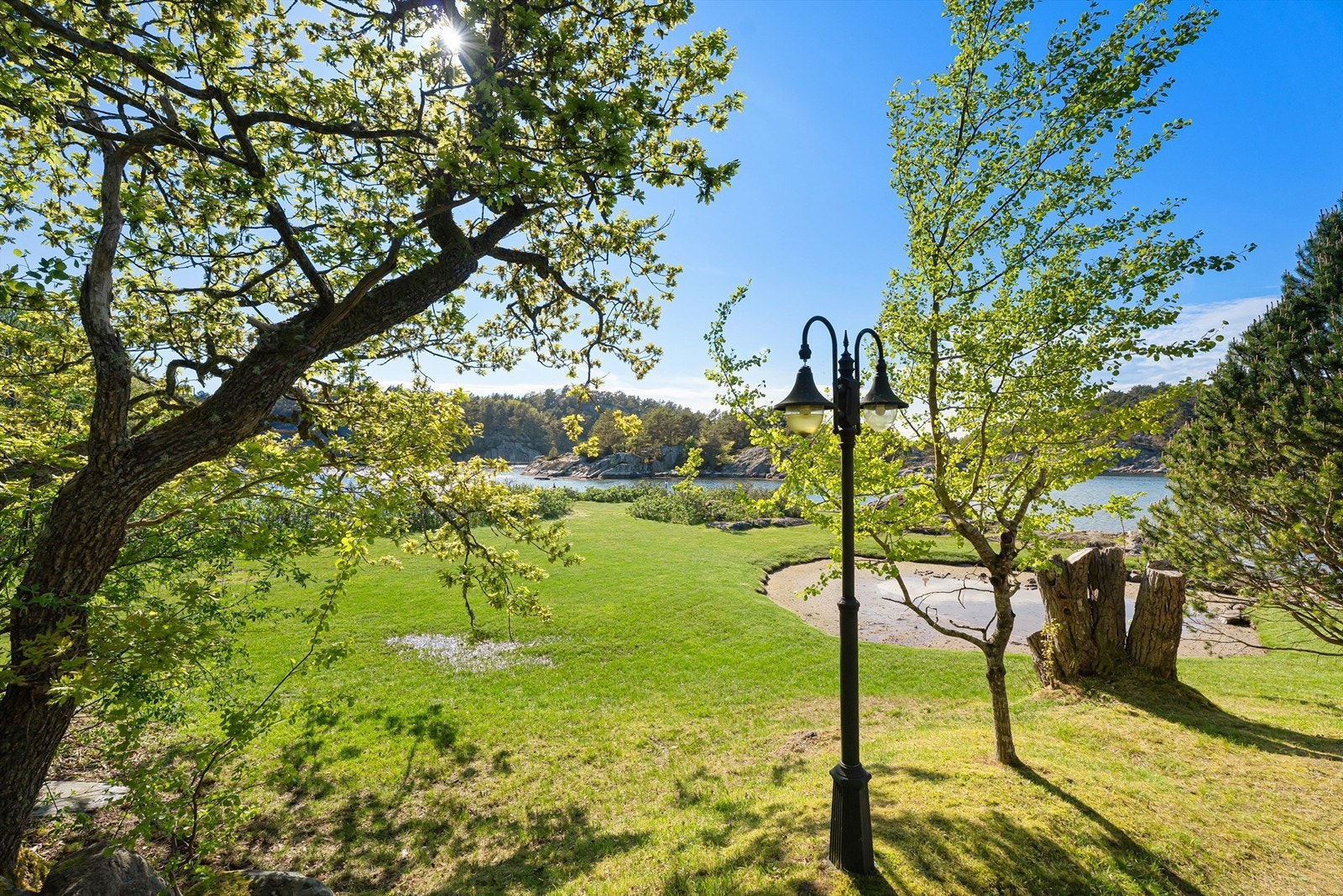 Idyllisk hage med store plener. Galleribilde
