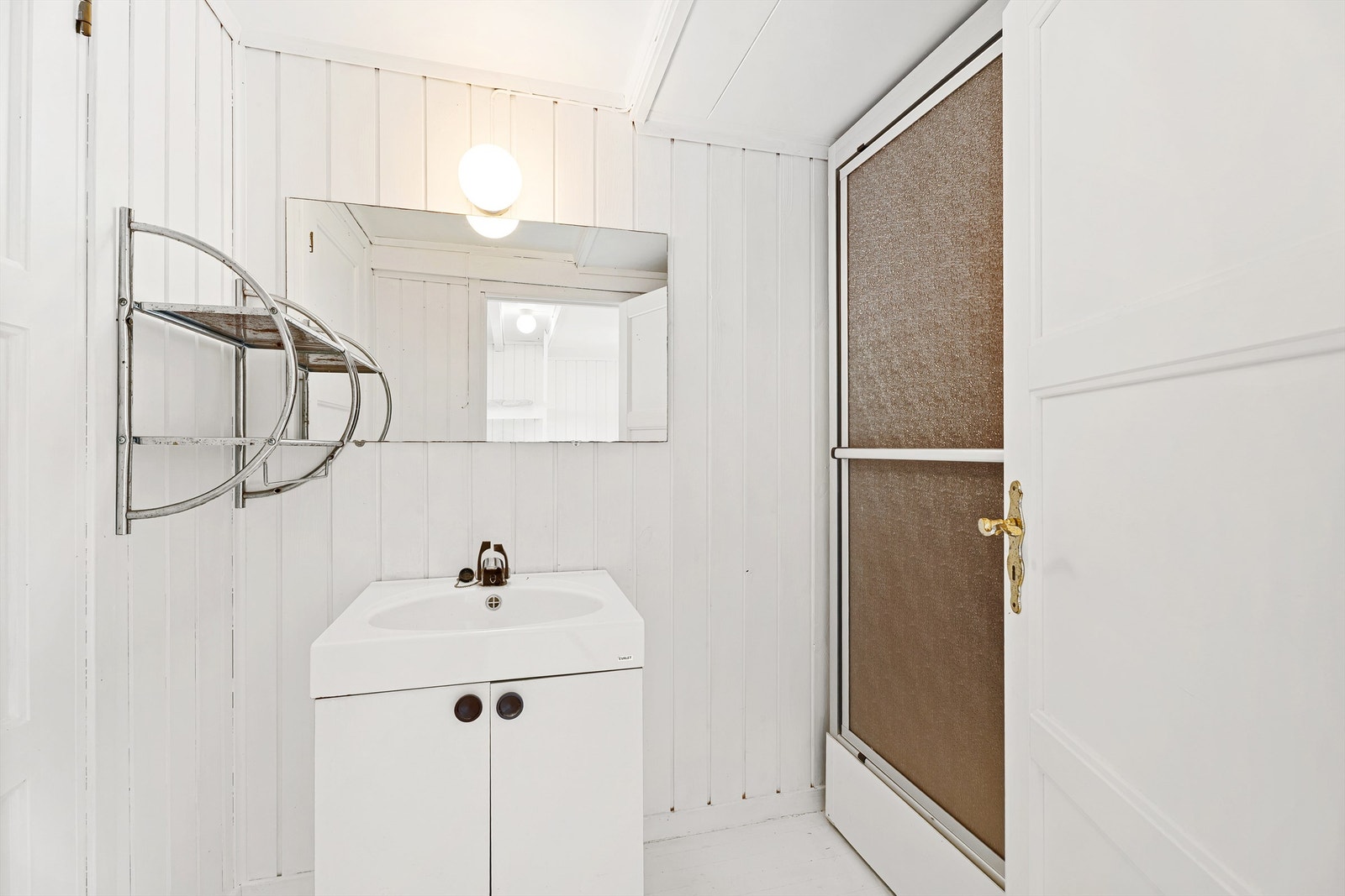 Badet med servant og dusjhjørne i boenhet 2. (låven) Galleribilde