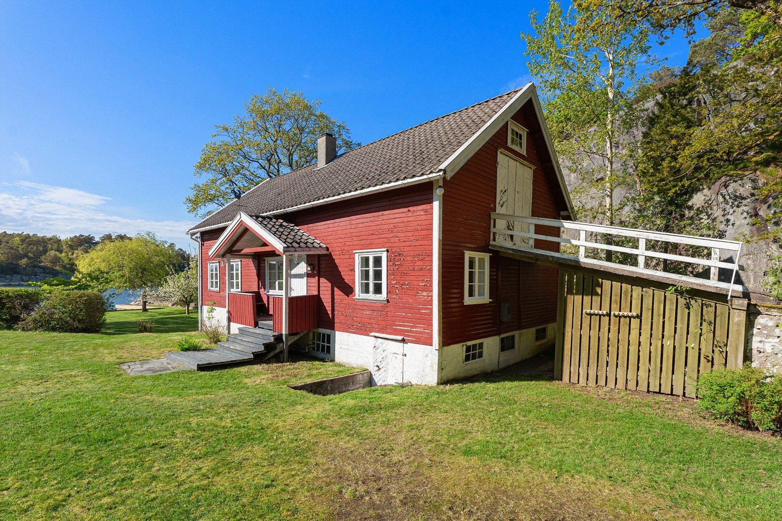 Ulleroya 21 med boenhet nr. 2. Oppbevaring på loft og i kjeller. Galleribilde