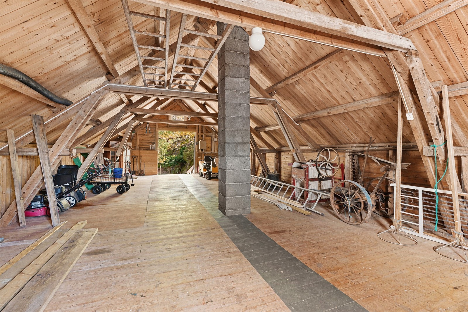 Loftet på låven. Galleribilde