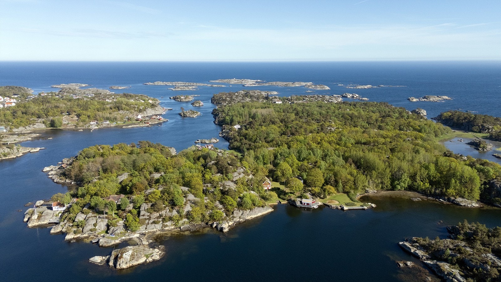 Kort vei til Blindleia og til havet. Brekkestø skimtes midt i bildet. Galleribilde