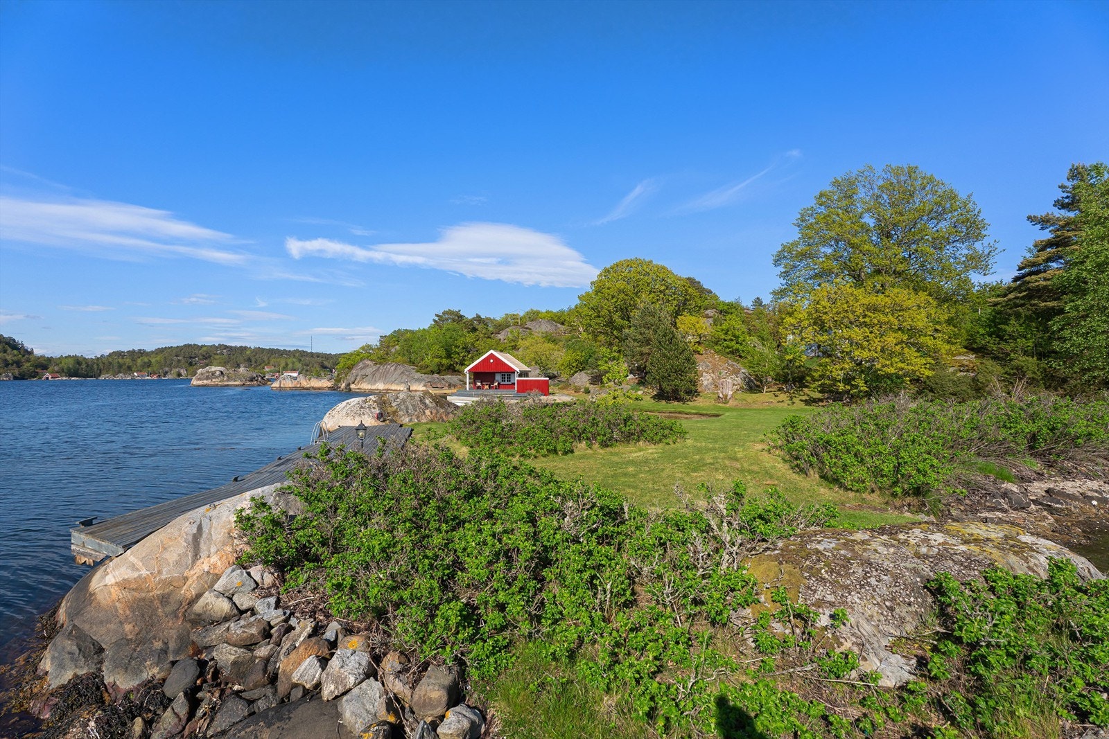 Store plener mot brygge og sjøbu. Galleribilde