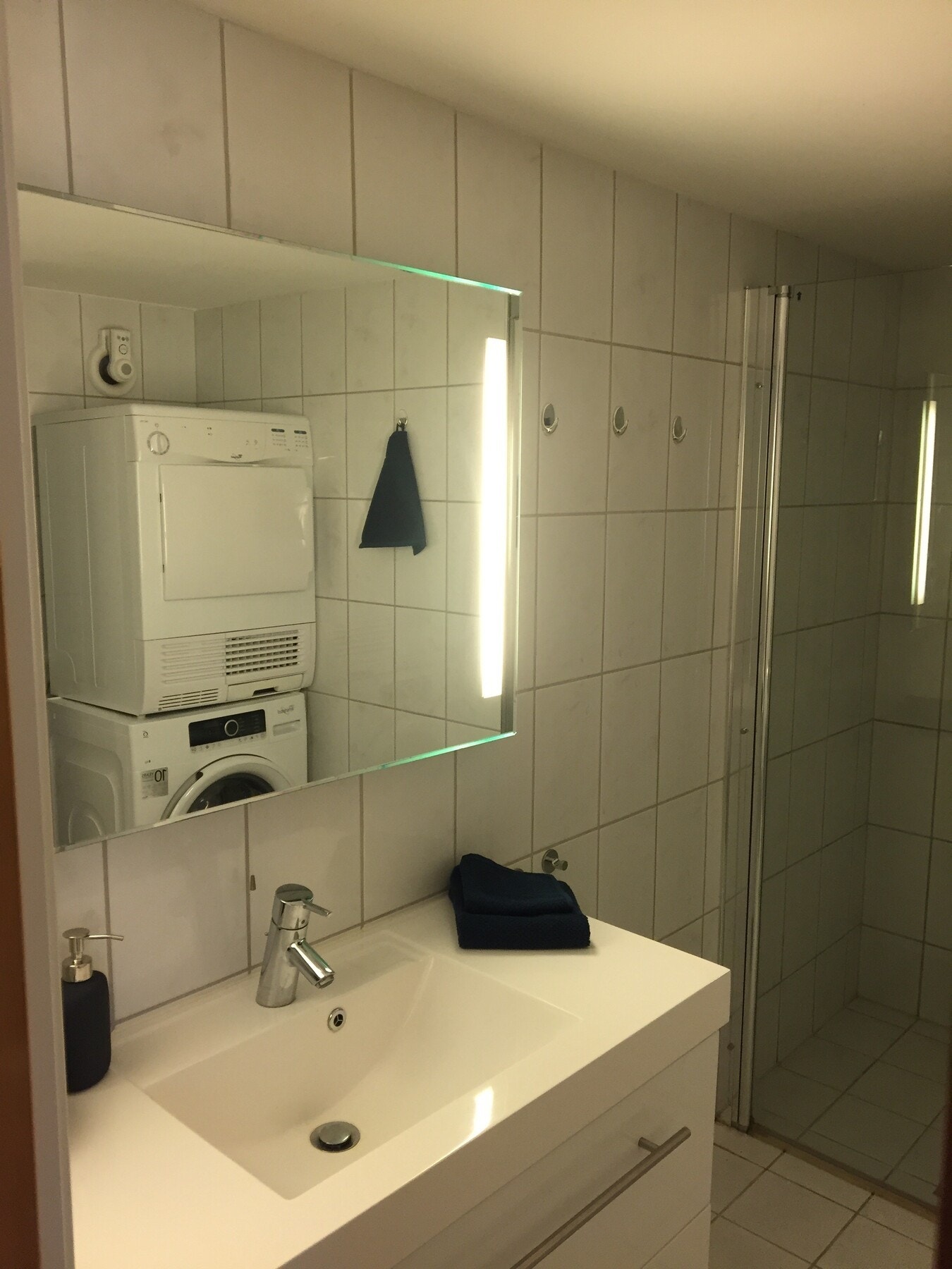 Bad/vaskerommet i hybelen er innredet med servant, toalett, dusjløsning og opplegg for vaskemaskin. Galleribilde