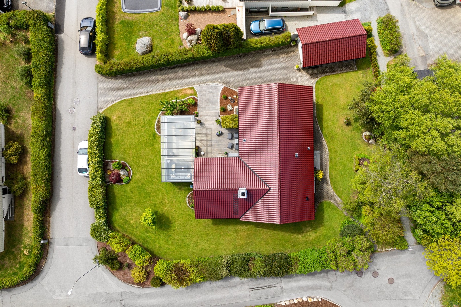 Det er god avstand til nabobebyggelsen, og fra flere soner oppleves både rikelig med lys, fint utsyn og nærheten til Hafrsfjord. Galleribilde