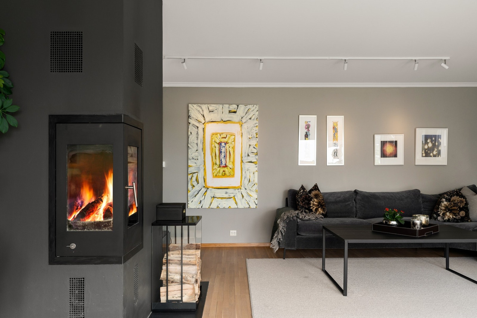 Her er det plass til både sofagruppe, lenestoler, tv-sone og spisestue, samtidig som rommet oppleves luftig og harmonisk. Galleribilde