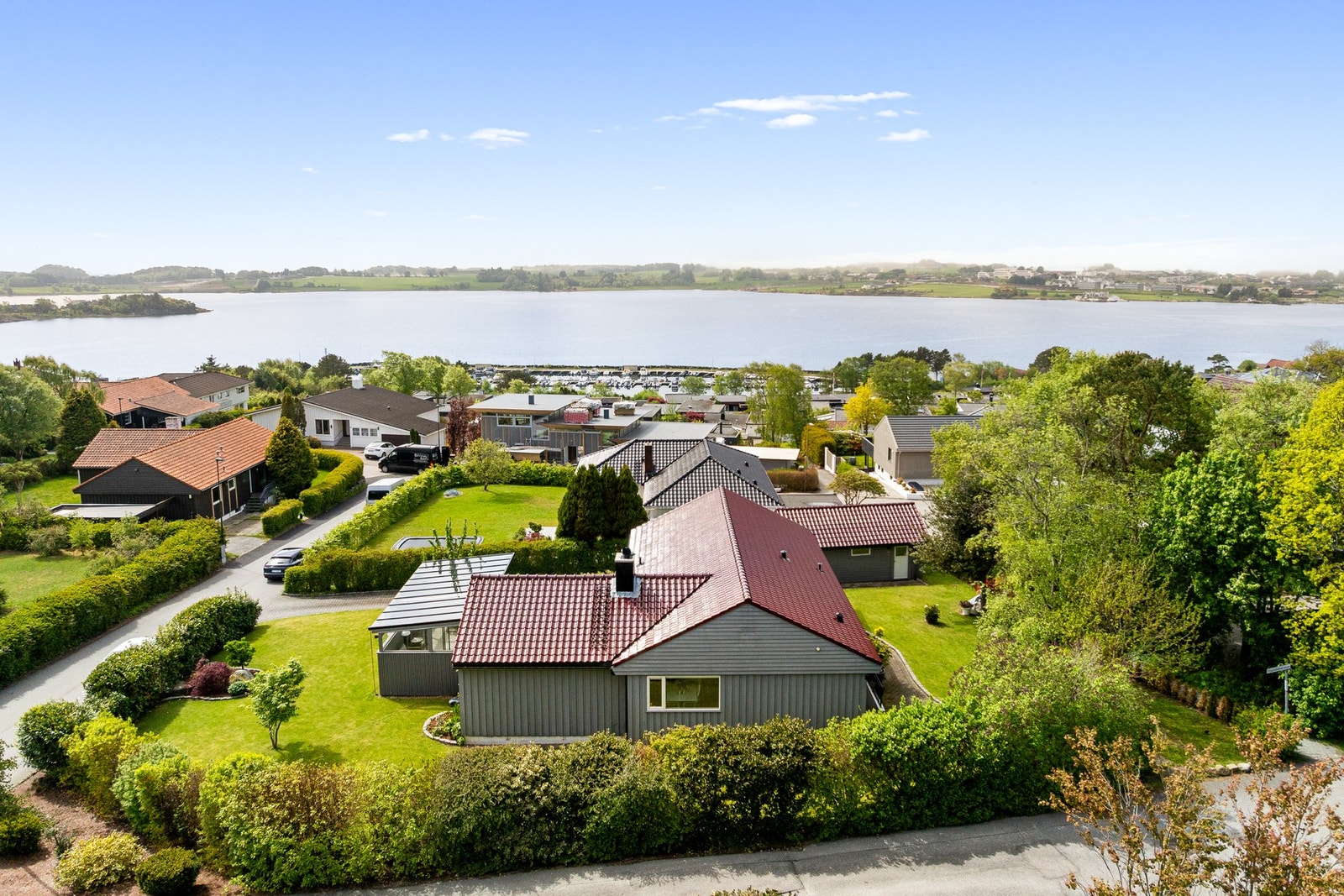 Velkommen til Djupadalskroken 36! En innholdsrik og velholdt enebolig med stor, solrik tomt og hybel. Galleribilde