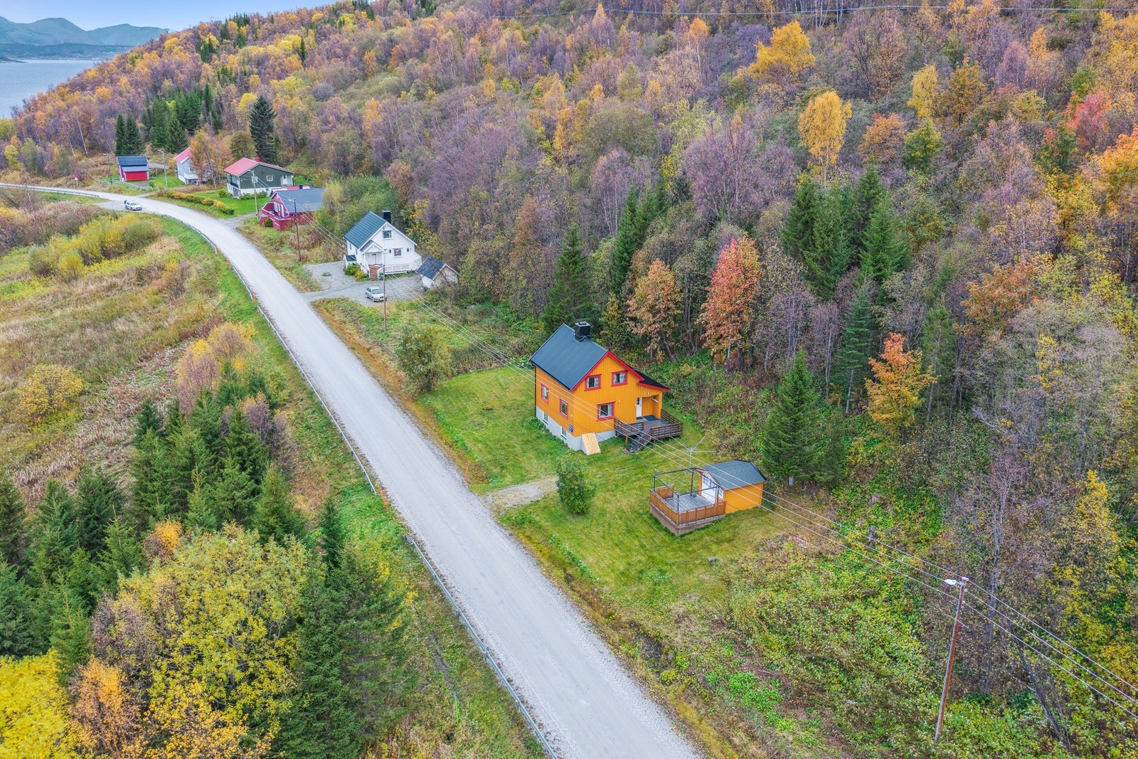 På tomten står en frittstående utebod fra 2015 med en tilhørende terrasse. Galleribilde