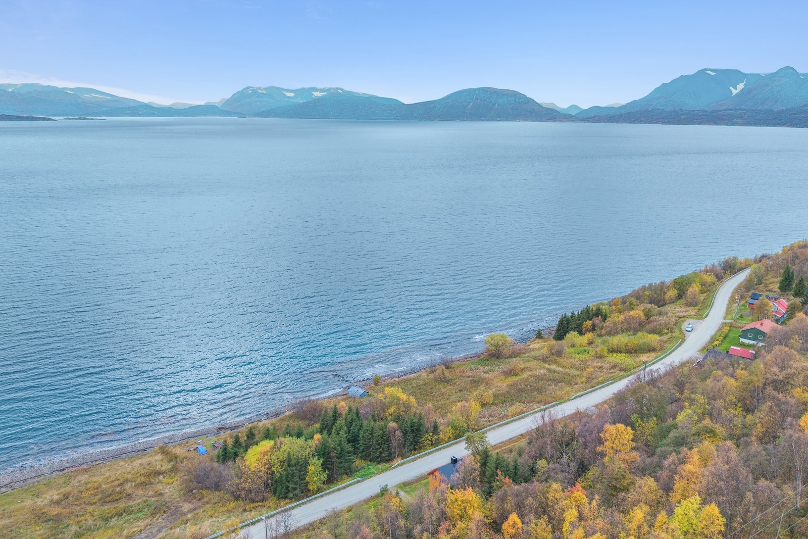 Fra eiendommen er det flotte utsiktsforhold over fjorden og det omkringliggende landskapet. Galleribilde