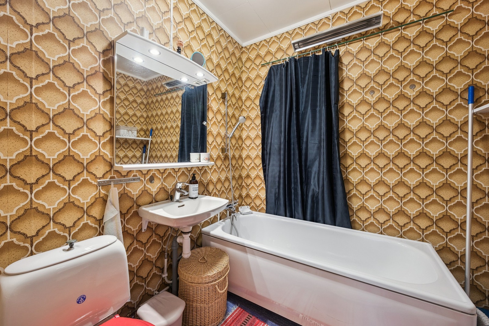 Badet på hovedplanet er fra tilbygget i 1987 og er utstyrt med badekar, servant og toalett. Galleribilde