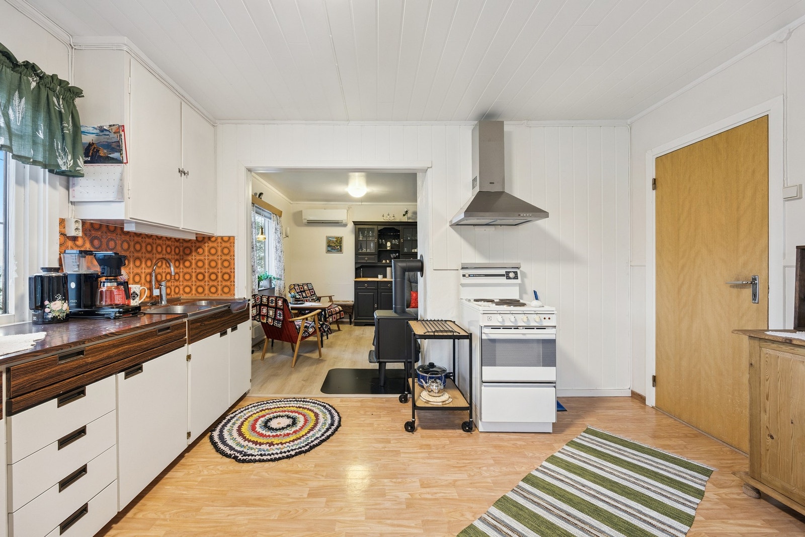 Kjøkkenet er utstyrt med ventilator med avtrekk ut og en installert komfyrvakt for økt sikkerhet. Galleribilde