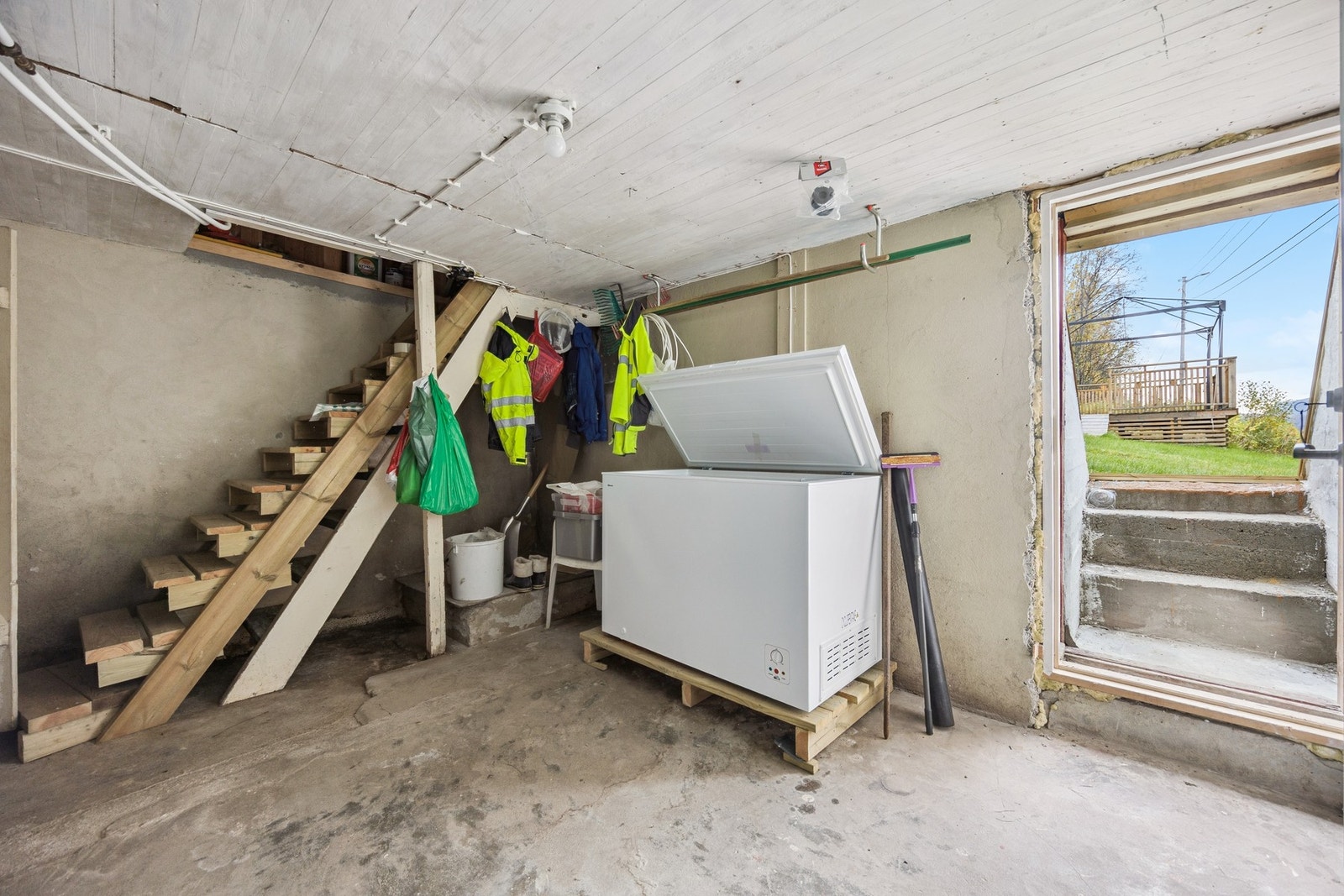 Kjelleren har egen utgang til hagen via en utvendig trapp. Galleribilde