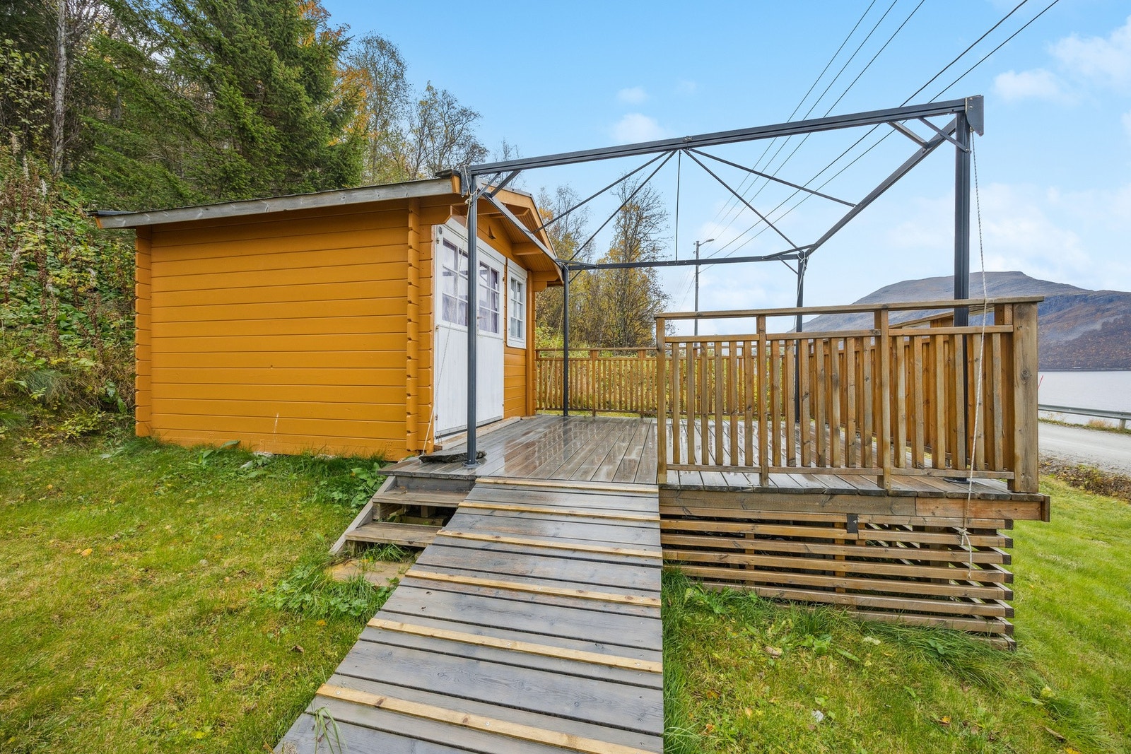 Uteboden er bygget med 30 mm bord montert som tømmervegger og har tak tekket med shingel. Galleribilde