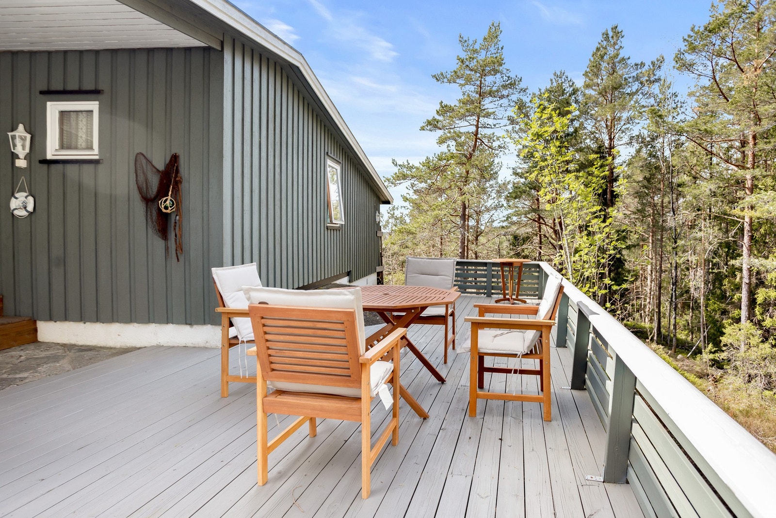 Det er store terrasser rundt hytten Galleribilde