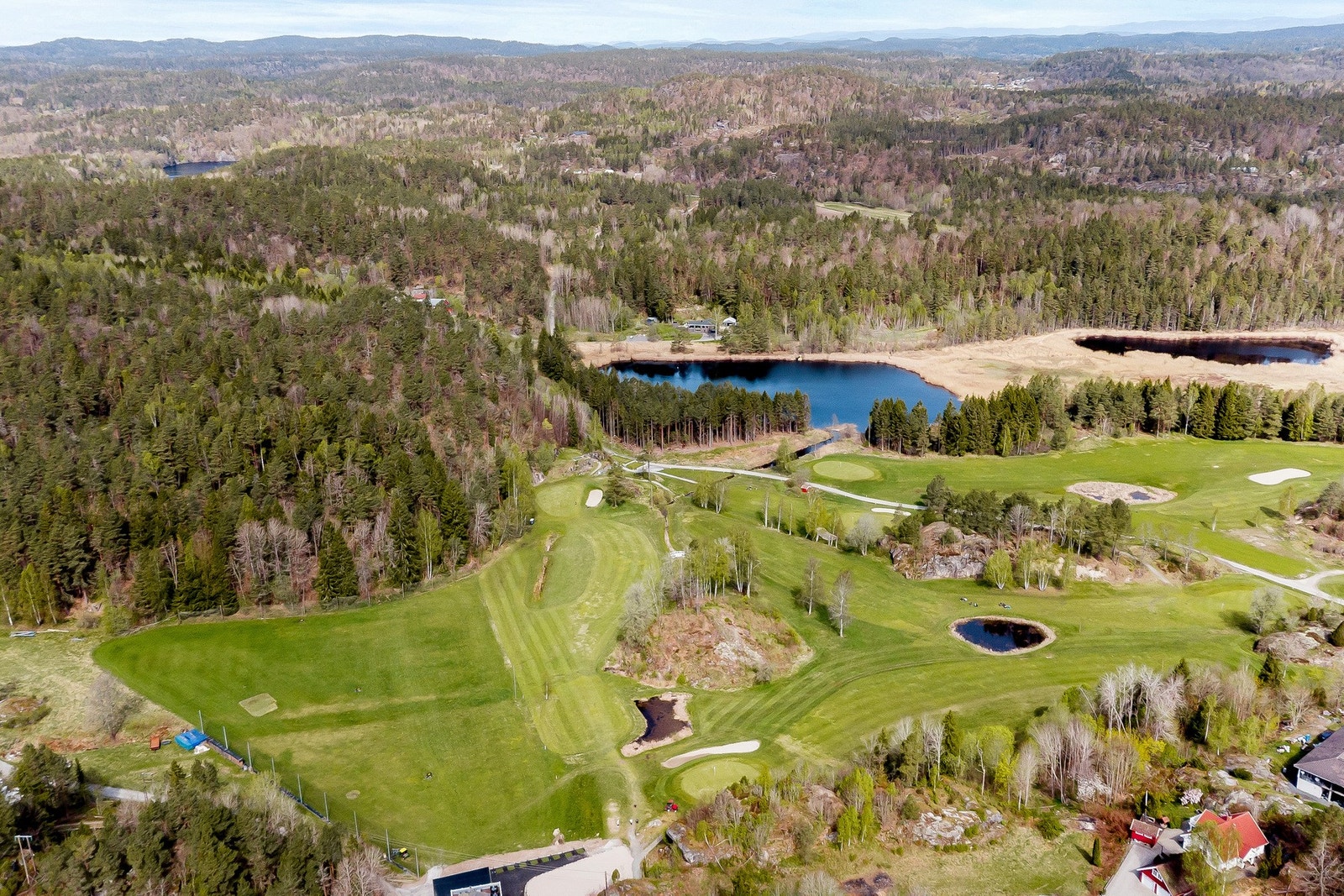Kun noen minutters gange fra eiendommen finner man også banen til Bamble Golfklubb Galleribilde